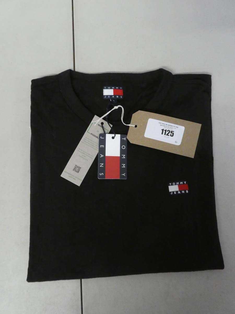 Lot 1125 - Tommy Jeans t-shirt in black size L