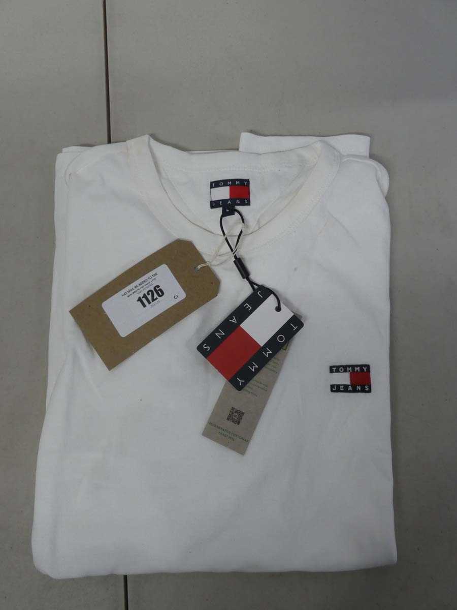 Lot 1126 - Tommy Jeans t-shirt in white size L