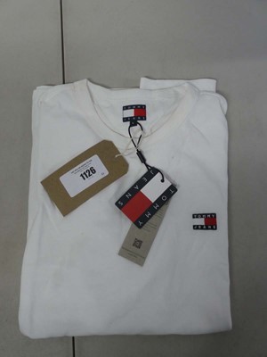 Lot 1126 - Tommy Jeans t-shirt in white size L