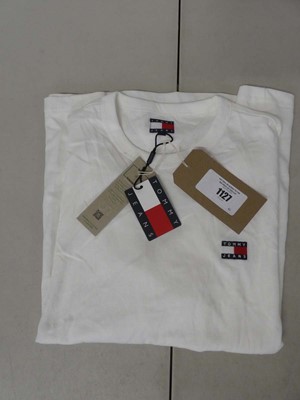 Lot 1127 - Tommy Jeans t-shirt in white size M