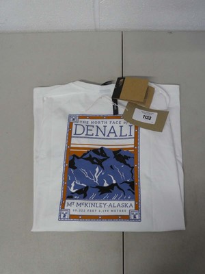 Lot 1133 - The North Face t-shirt in white size XXL