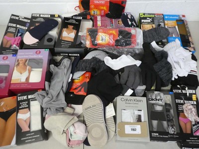 Lot 1162 - Mixed lot of mens and womens clothing to...