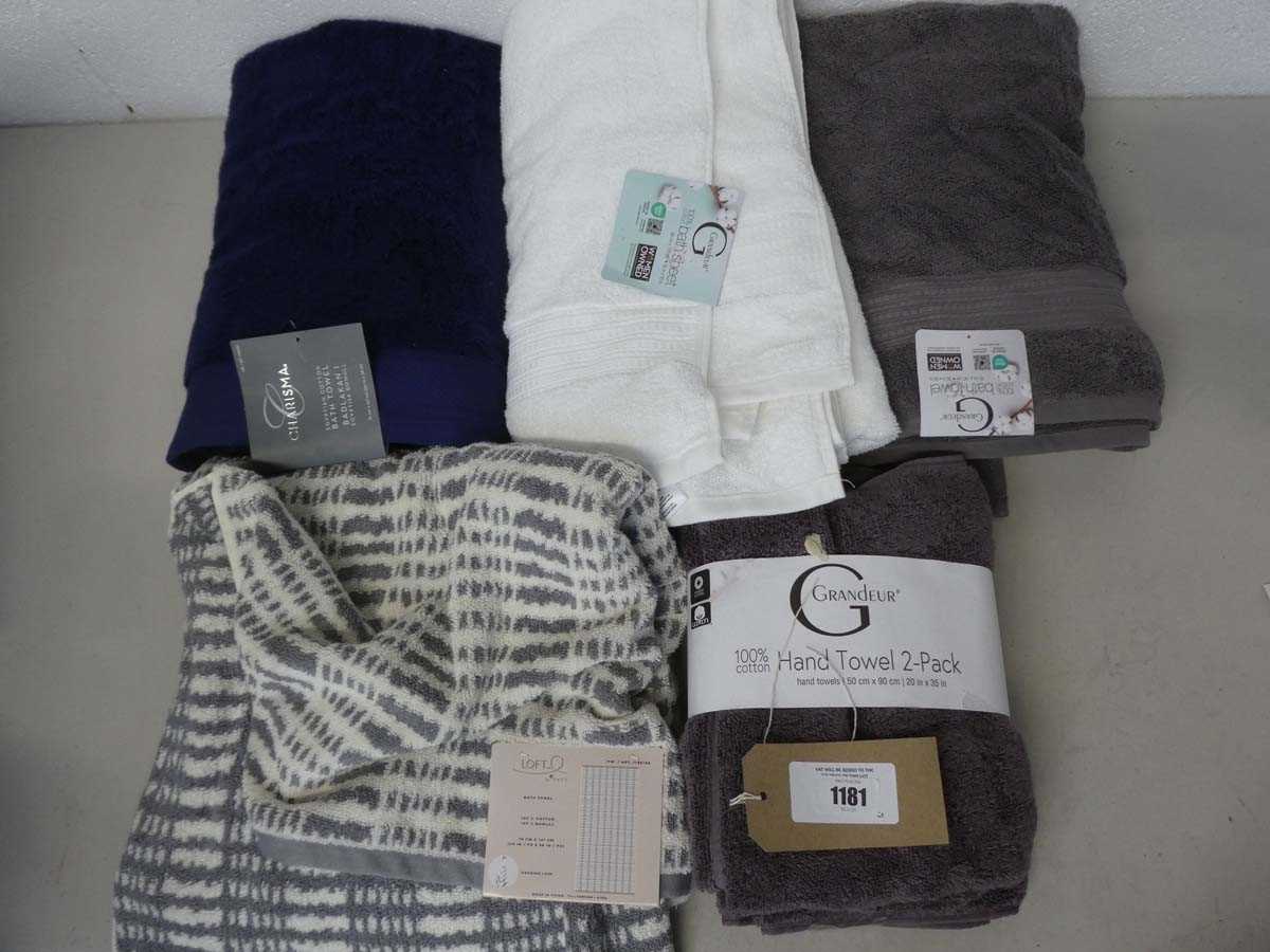 Lot 1181 - x4 bath towels and 2 hand towels in various...