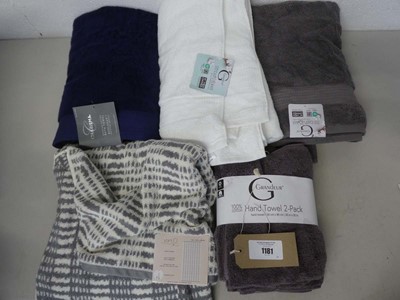 Lot 1181 - x4 bath towels and 2 hand towels in various...