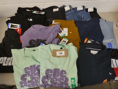 Lot 1184 - Approx. 17 branded items of clothing to...