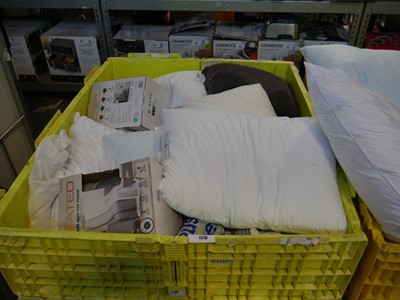 Lot 1216 - Pallet containing mixed bedding to include...