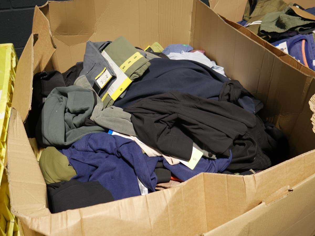 Lot 1218 - Pallet containing mixed mens and womens clothing