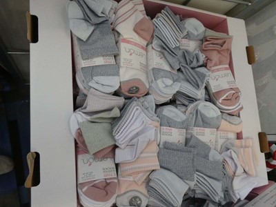 Lot 1220 - A box containing a large qty of ladies Lemon...