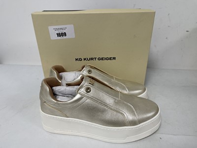Lot 1975 - KG Kurt Geiger leader laceless trainers in...