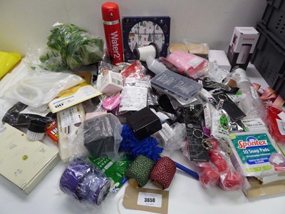 Lot 3650 - Large bag of assorted household items