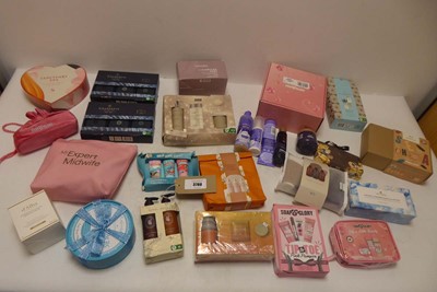 Lot 3780 - Selection of mixed giftsets to include The...