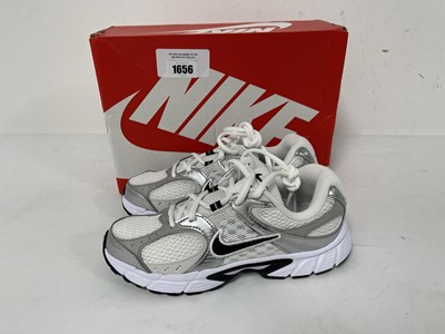 Lot 1972 - Nike V5 RNR trainers in white size UK3 - boxed