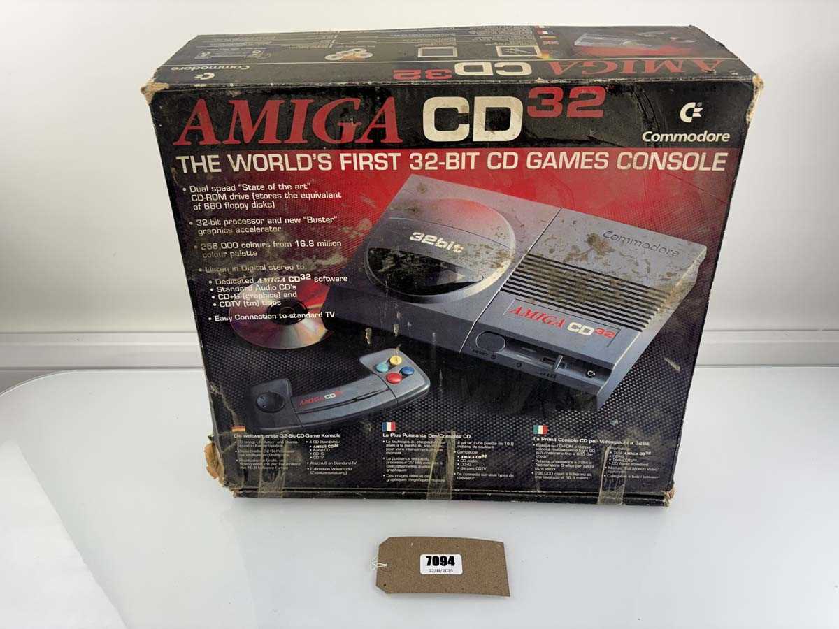 Lot Amiga CD 32 together with qty of games