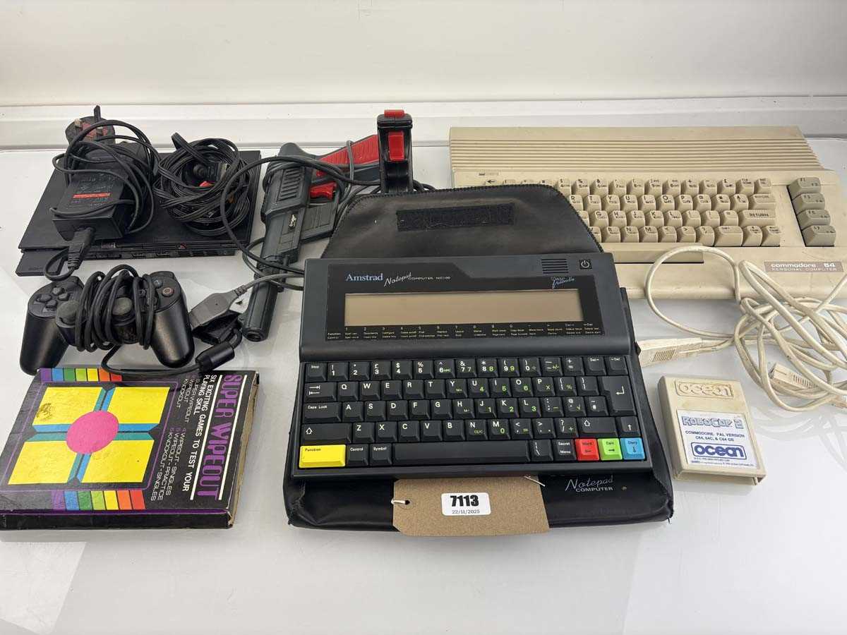 Lot Amstrad notepad, PlayStation 2, Commodore 64...
