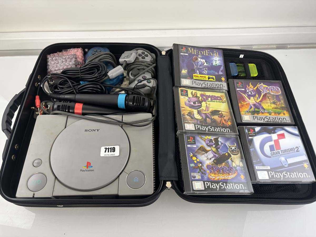 Lot PlayStation in carry case with 5x games,...