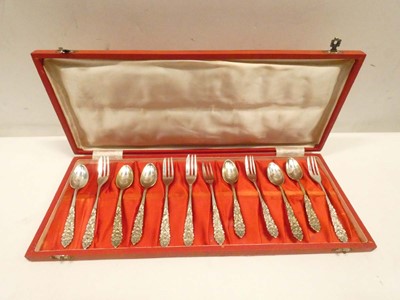 Lot 2083 - Cased cake fork and spoon set