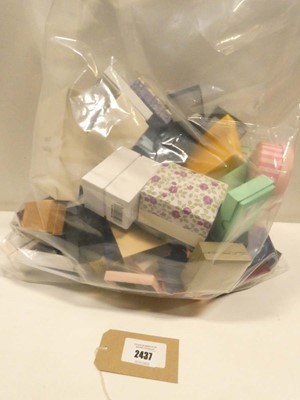Lot 2437 - Bag containing quantity of empty jewellery boxes