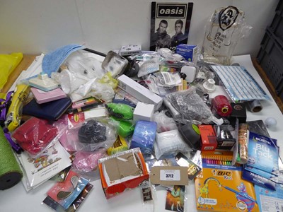 Lot 3712 - Large box of household items including...