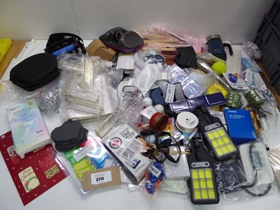 Lot 3714 - Large box of household items including...