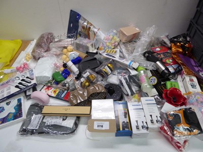 Lot 3716 - Large box of household items including...