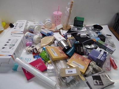 Lot 3720 - Large bag of assorted household items