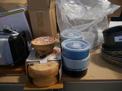 Lot 1642 - Selection of bowls and serving dishes