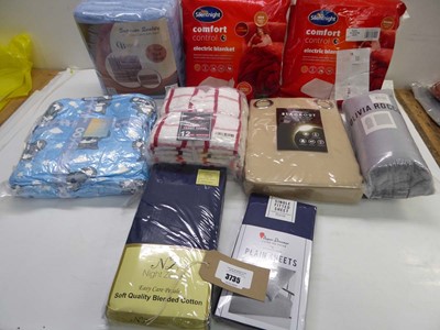 Lot 3735 - Oodie, King & Double electric blankets, Bath...