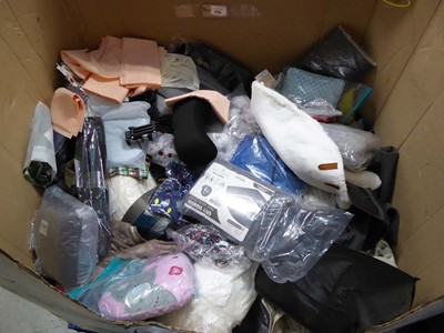 Lot 3740 - Large pallet box of bedding, towels, rugs,...