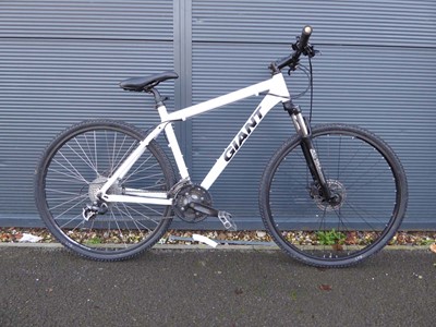 Lot 4023 - Giant white mountain bike with XC80 front fork...