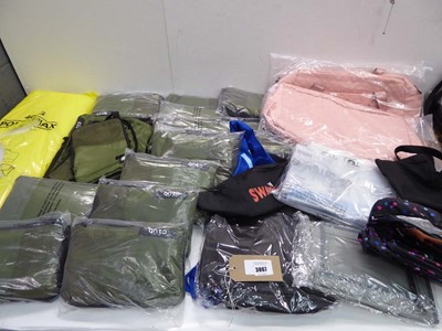 Lot 3867 - Large quantity of wash bags, holdalls, tote...