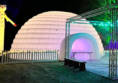 Lot 4062 - Inflatable igloo measuring approximately 12...