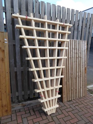 Lot 4187 - 4 sections of timber fan garden trellis