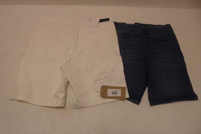 Lot 3432 - x20 DKNY Jeans shorts