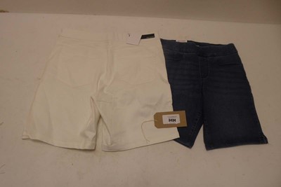 Lot 3434 - x20 DKNY Jeans shorts