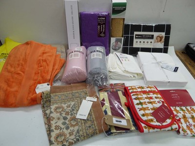 Lot 3880 - Duvet sets, towels, wearable tv blankets,...