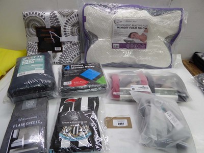 Lot 3881 - Memory foam pillow, King bedspread, Trtl...