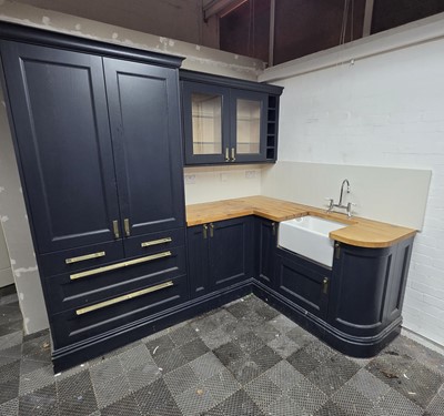 Lot 4251 - Disassembled kitchen spread across 2 pallets...