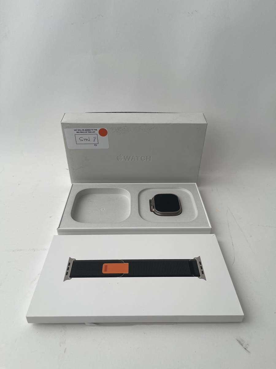 Lot Apple Watch Ultra, 49mm, Titanium, Black/Gray...