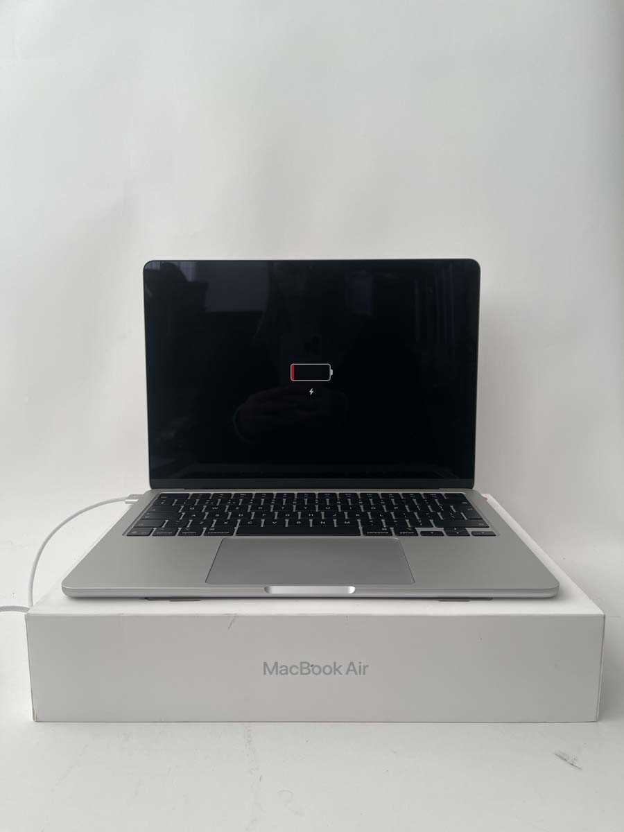 Lot Apple MacBook Air 13-inch with Apple M4 chip,...