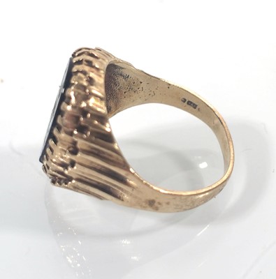 Lot 436 - A gentleman's 9ct gold signet ring, the onyx...