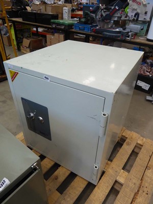 Lot 4331 - Phoenix 2000 data care safe, with key