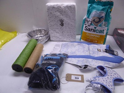 Lot 3514 - 10L Sanicat clumping litter, Cooling dog coat,...