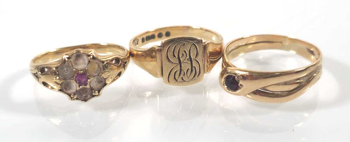 Lot 442 - Three early 20th century rings to include a...