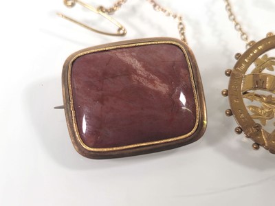 Lot 443 - A 9ct gold 'Mizpah' brooch together with a...
