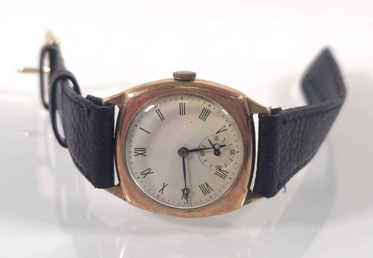 Lot 450 - A gentleman's 9ct gold cased mechanical...