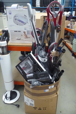 Lot 3139 - Box of loose steam mops and vacuum cleaner parts