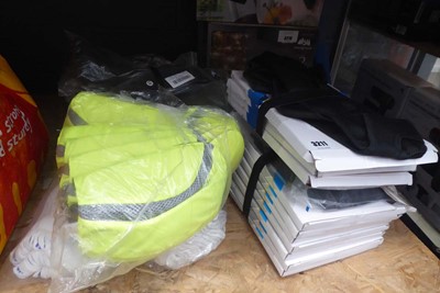 Lot 3211 - Mixed lot of hi-vis caps, work gloves, belt...