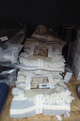 Lot 3225 - 5 reversible cotton throws
