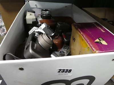 Lot 2338 - Box containing various cameras and camera...