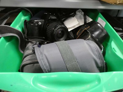 Lot 2340 - Box containing various cameras and camera...